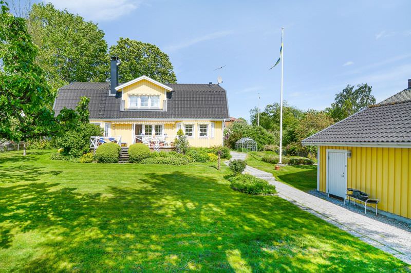 3. Stenbelagd garageuppfart med gatsten till 2 planshus